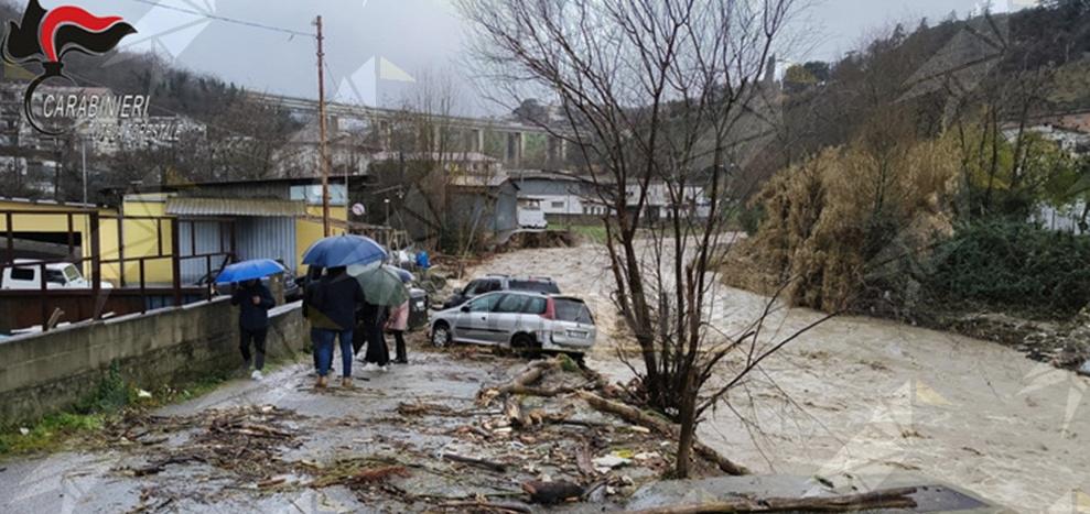 Esondati due fiumi nel cosentino, isolate alcune famiglie Esondati due fiumi nel cosentino, isolate alcune famiglie
