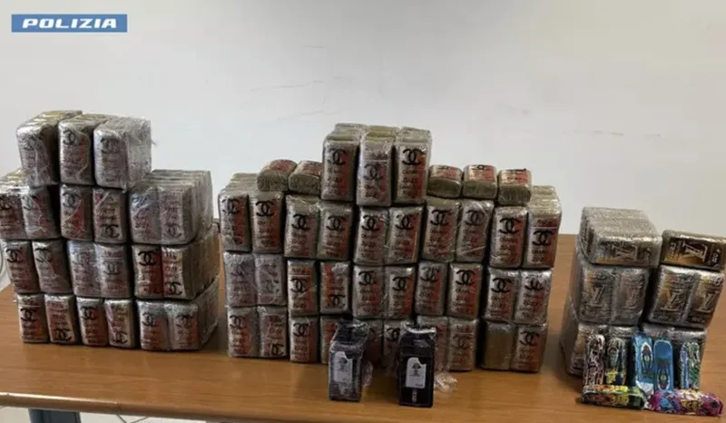 Autotrasportatore ha un incidente sull’A2 e la Polizia Stradale gli trova 34 chili di hashish