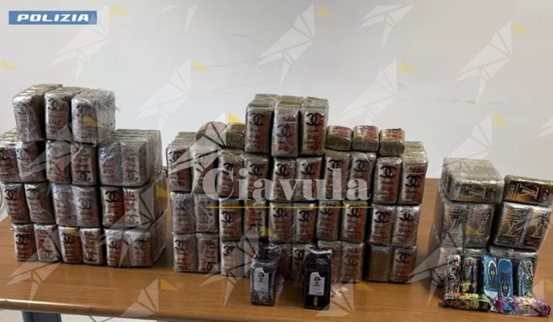 Autotrasportatore ha un incidente sull’A2 e la Polizia Stradale gli trova 34 chili di hashish