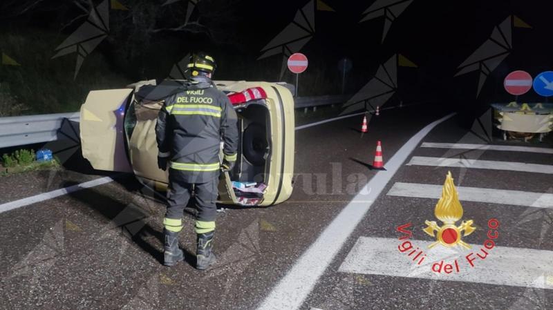Auto si ribalta nella notte sulla SS106 a Copanello, un ferito
