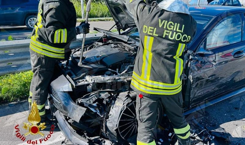 Grave incidente stradale a Crotone: elisoccorso in azione, diversi feriti