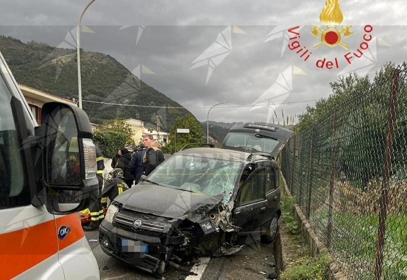 Incidente a Lamezia Terme, donna incastrata tra le lamiere: intervengono i Vigili del Fuoco