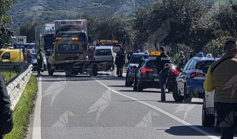 Incidente sulla SS106, traffico bloccato e lunghe code