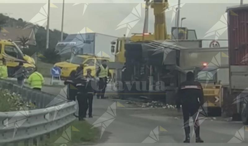 Autotreno si ribalta sulla SS106