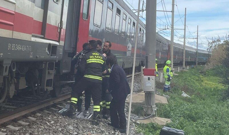 Intercity Notte diretto a Reggio Calabria bloccato per il maltempo, evacuati i passeggeri