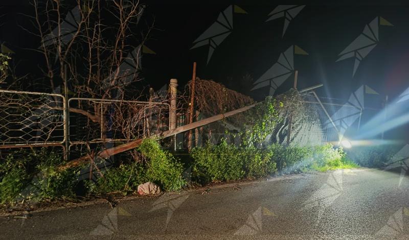 Crolla un palo dell’illuminazione pubblica in via Genovese a Caulonia Marina
