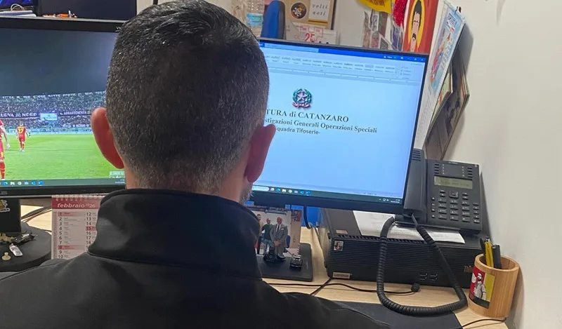 Lancia un petardo durante Catanzaro-Cesena di serie B. Emesso Daspo di un anno per un tifoso