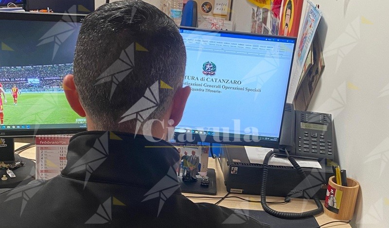 Lancia un petardo durante Catanzaro-Cesena di serie B. Emesso Daspo di un anno per un tifoso