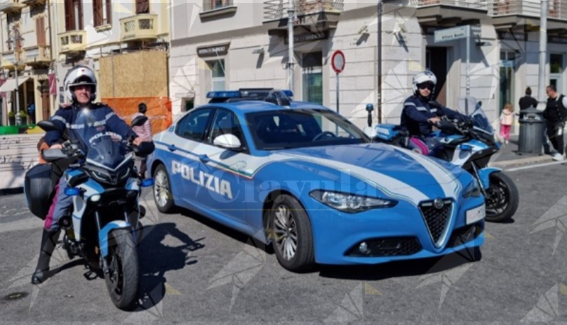 Ruba la borsa a una donna e scappa: fermato uno scippatore nel crotonese Ruba la borsa a una donna e scappa: fermato uno scippatore nel crotonese