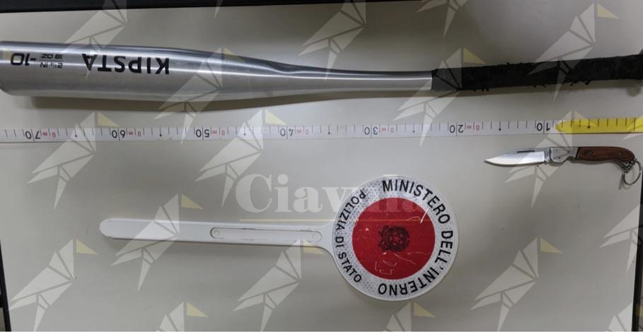 Ruba un monopattino a Tropea: la Polizia lo rintraccia in poche ore, in auto trovati anche un coltello e mazza da baseball