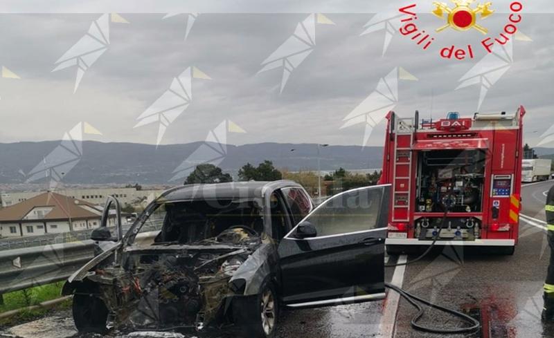 Auto in fiamme sulla SS280 direzione aeroporto: conducente si salva in extremis Auto in fiamme sulla SS280 direzione aeroporto: conducente si salva in extremis