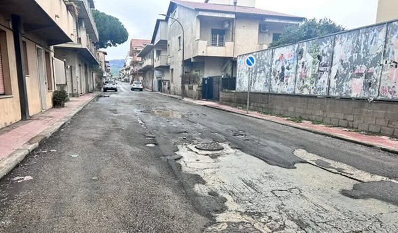 Viabilità a Siderno, criticità in via Circonvallazione e via Amendola. Il sindaco Fragomeni: “Lavori non conformi, saranno rifatti”