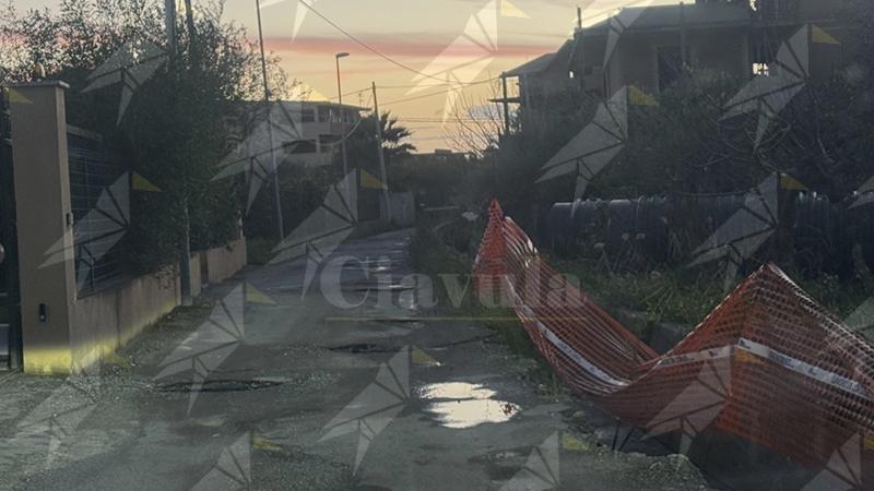 La segnalazione del lettore: “A Caulonia marina in via dei Gelsi la strada è tutta rotta” La segnalazione del lettore: “A Caulonia marina in via dei Gelsi la strada è tutta rotta”