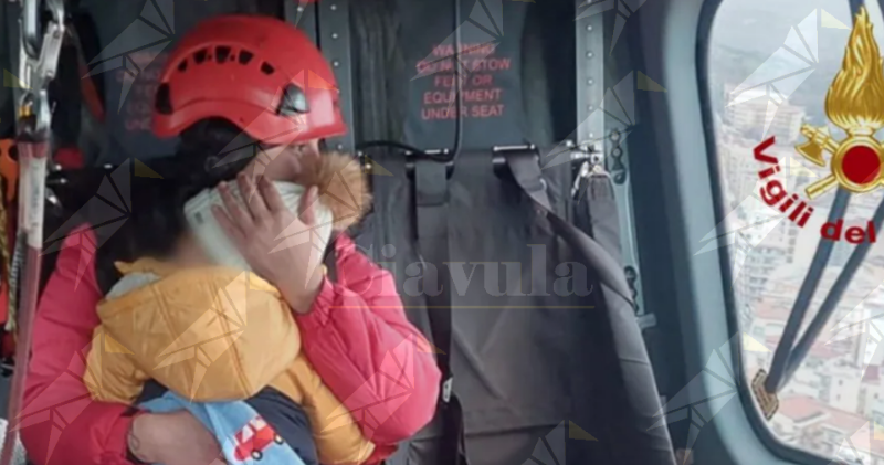 Esonda il fiume Crati: Vigili del Fuoco salvano una mamma e la sua bimba in elicottero Esonda il fiume Crati: Vigili del Fuoco salvano una mamma e la sua bimba in elicottero