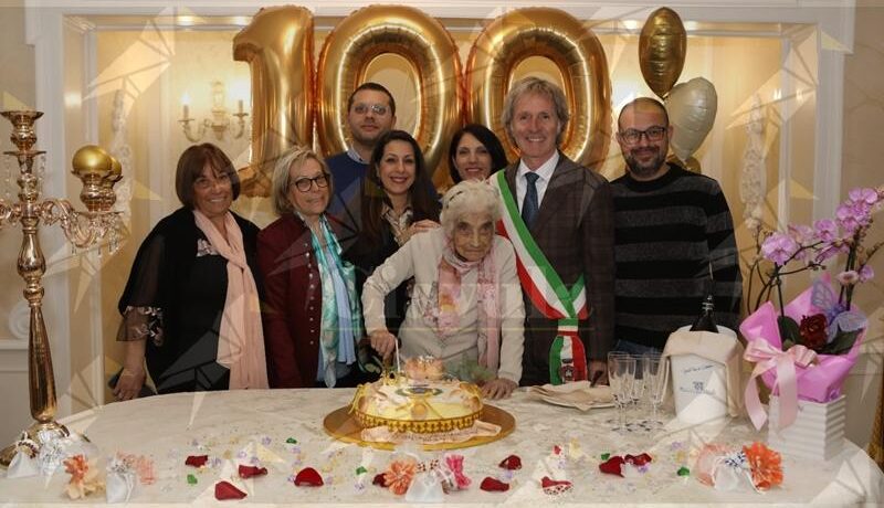 Caulonia, gli auguri dell’amministrazione comunale a nonna Vittoria