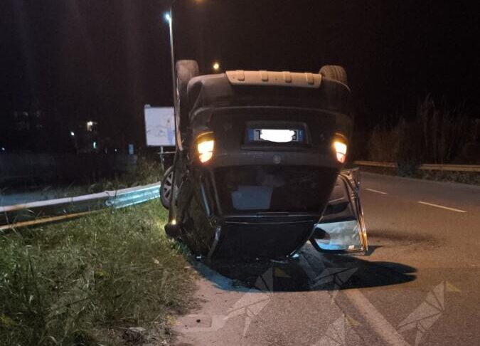 Incidente sulla SS106 a Vasí di Caulonia: auto si ribalta