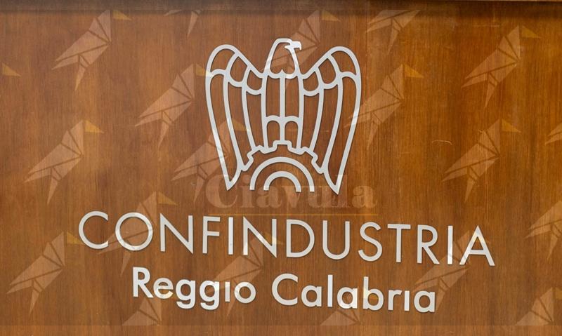 Mezzi Soseteg bruciati a Sinopoli, Confindustria Reggio Calabria esprime solidarietà: “Gesto vile che colpisce la libertà d’impresa” Mezzi Soseteg bruciati a Sinopoli, Confindustria Reggio Calabria esprime solidarietà: “Gesto vile che colpisce la libertà d’impresa”