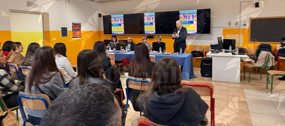 Contrasto alla povertà educativa minorile: presentato il progetto “Crescere nella Locride” Contrasto alla povertà educativa minorile: presentato il progetto “Crescere nella Locride”