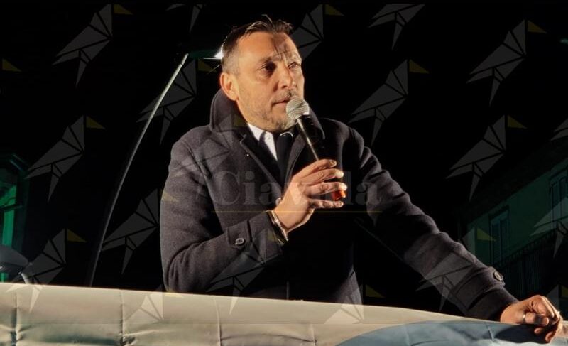 Elezioni a Cinquefrondi, Michele Conia presenta la lista: piazza gremita nonostante il maltempo