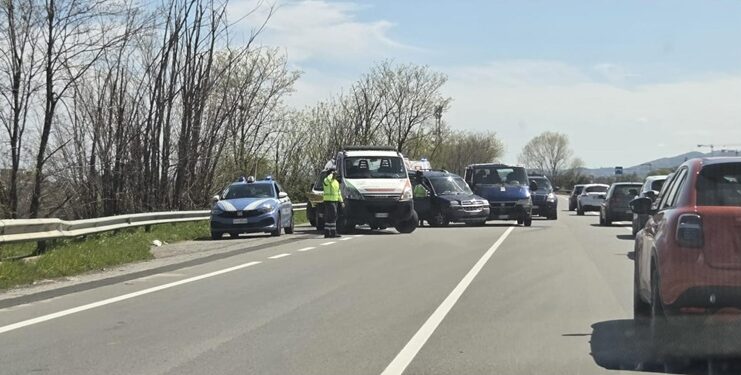 Incidente stradale sulla SS106: code e rallentamenti
