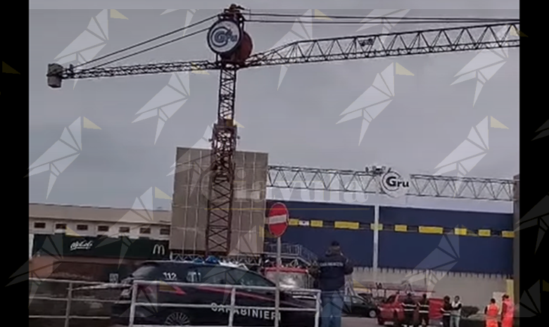 Siderno, sale su una gru per protesta. Sul posto carabinieri e vigili del fuoco – Video