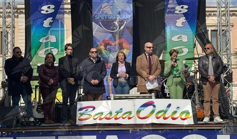 Siderno dice “Basta Odio”: studenti e cittadini in piazza contro ogni forma di violenza e disuguaglianza