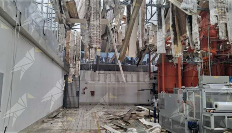 Maltempo in Calabria, scoperchiato capannone della Guglielmo Caffè Maltempo in Calabria, scoperchiato capannone della Guglielmo Caffè