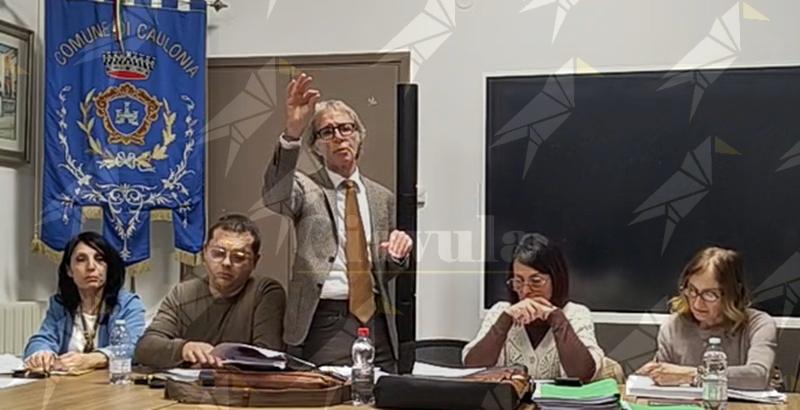Il sindaco di Caulonia: “L’opposizione ci attacchi sui problemi del paese. Il consiglio comunale non diventi sangue e arena!” Il sindaco di Caulonia: “L’opposizione ci attacchi sui problemi del paese. Il consiglio comunale non diventi sangue e arena!”