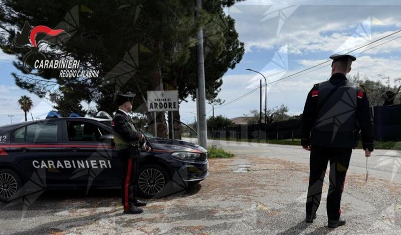 Impugna un coltello da cucina e minaccia i familiari per farsi dare del denaro: arrestato un uomo ad Ardore Impugna un coltello da cucina e minaccia i familiari per farsi dare del denaro: arrestato un uomo ad Ardore