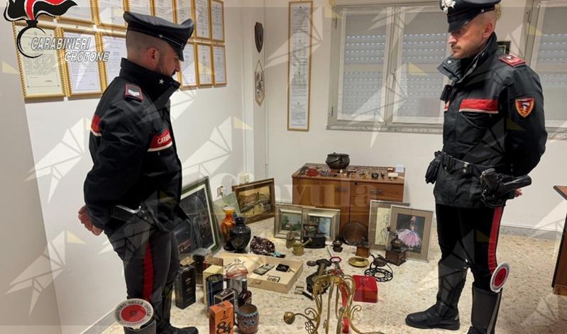 Arrestato un uomo per furto in abitazione, ricettazione e detenzione abusiva di armi