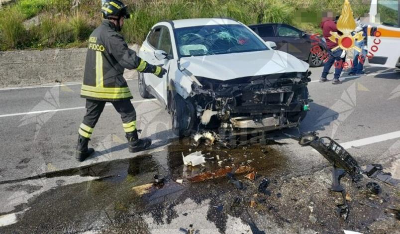 Auto si schianta contro un muro a Catanzaro, feriti un uomo e tre bambini Auto si schianta contro un muro a Catanzaro, feriti un uomo e tre bambini