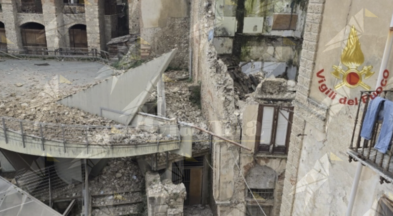 Crolla parte di un palazzo nel centro storico di Cosenza: evacuate sette famiglie