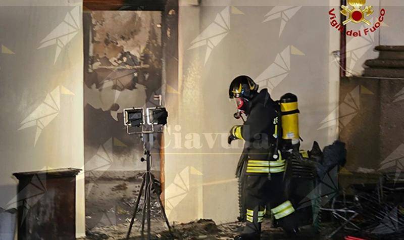 Fulmine colpisce il Santuario della Madonna delle Grazie a Torre di Ruggiero e provoca un incendio Fulmine colpisce il Santuario della Madonna delle Grazie a Torre di Ruggiero e provoca un incendio