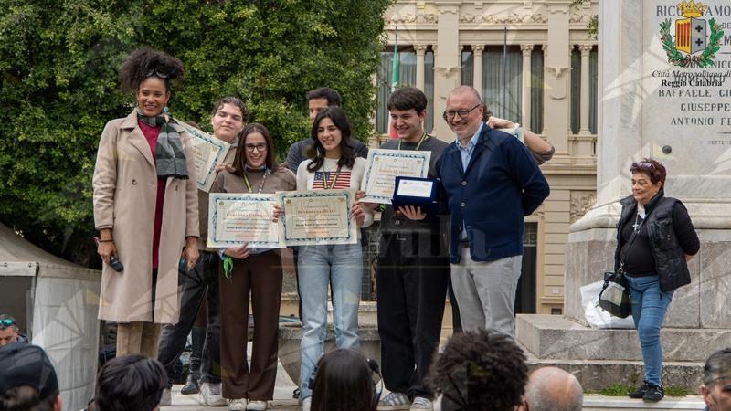 “Guardiamo oltre il pregiudizio”: a Reggio studenti in piazza contro il razzismo. Versace: “Accoglienza come antidoto all’intolleranza” “Guardiamo oltre il pregiudizio”: a Reggio studenti in piazza contro il razzismo. Versace: “Accoglienza come antidoto all’intolleranza”