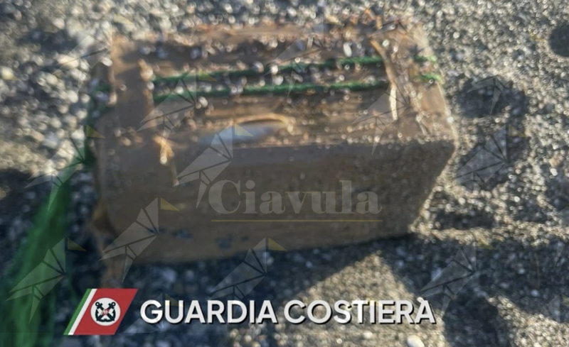 Pacco sospetto in riva al mare nel Catanzarese: dentro 62 kg di hashish