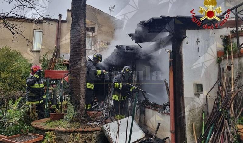 Incendio in un’abitazione a Vibo Valentia: i Vigili del Fuoco salvano due persone Incendio in un’abitazione a Vibo Valentia: i Vigili del Fuoco salvano due persone
