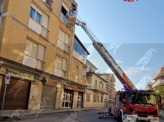 Incendio divampa in un appartamento a Vibo Valentia: palazzo evacuato, nessun ferito