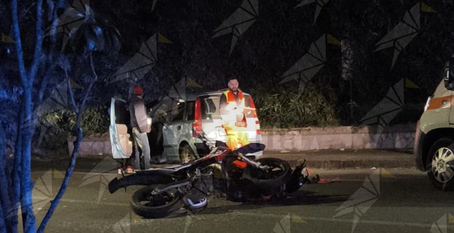 Incidente a Caulonia marina sulla statale 106, due ragazzi trasportati in ospedale Incidente a Caulonia marina sulla statale 106, due ragazzi trasportati in ospedale