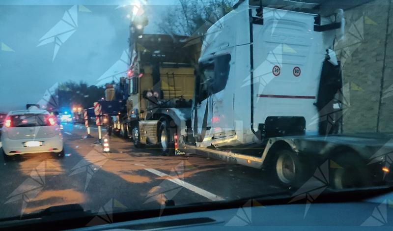 Incidente tra Palmi e Gioia Tauro sull’A2: coinvolto un mezzo pesante, traffico in tilt Incidente tra Palmi e Gioia Tauro sull’A2: coinvolto un mezzo pesante, traffico in tilt