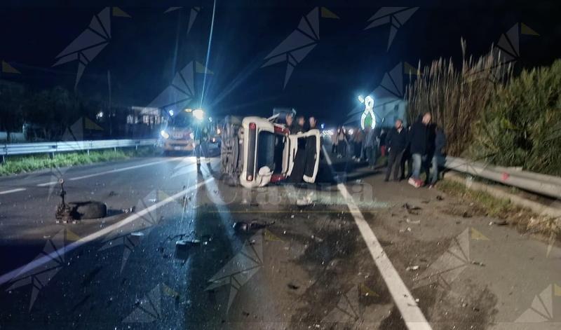 Incidente sulla SS106: auto si ribalta Incidente sulla SS106: auto si ribalta