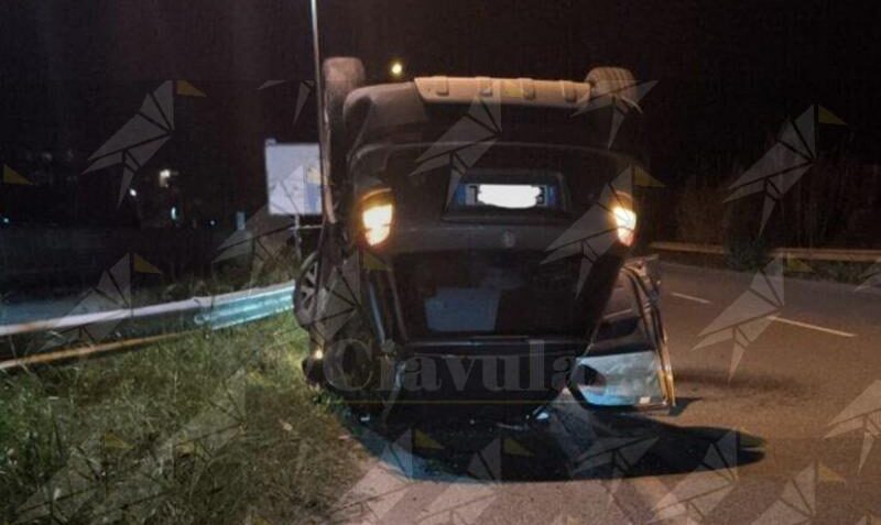 Incidente sulla SS106 a Vasí di Caulonia: auto si ribalta