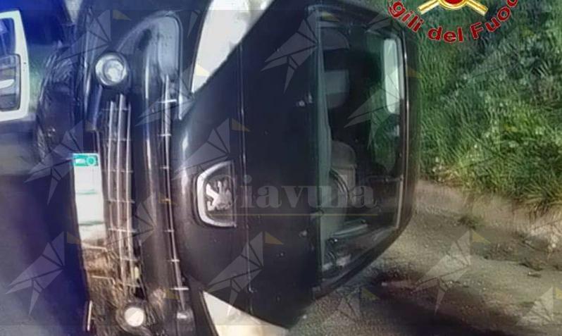 Perde il controllo dell’auto e si ribalta sulla strada. Intervento dei vigili del fuoco