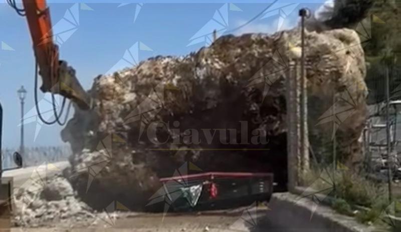Tragedia sfiorata a Bagnara Calabra: enorme masso cade sulla strada