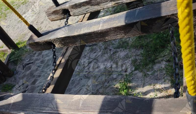 Lettori segnalano strutture danneggiate al parco giochi di Caulonia Marina