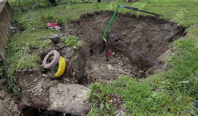 Maltempo: si apre una voragine nel parco giochi della frazione Titi di Placanica Maltempo: si apre una voragine nel parco giochi della frazione Titi di Placanica