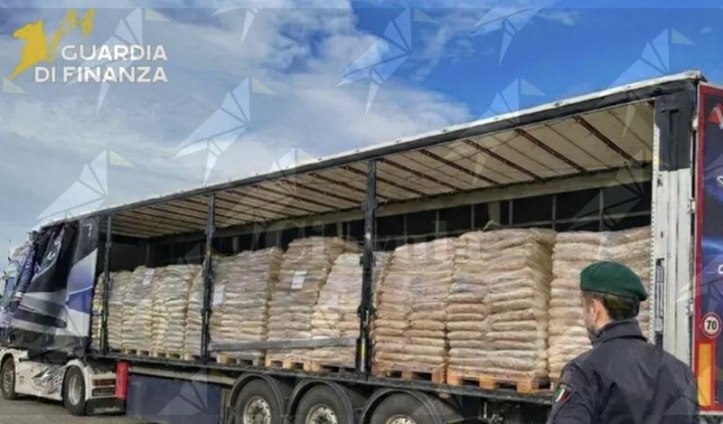 Pellet contraffatto e potenzialmente dannoso, maxi sequestro della Guardia di Finanza nel Reggino