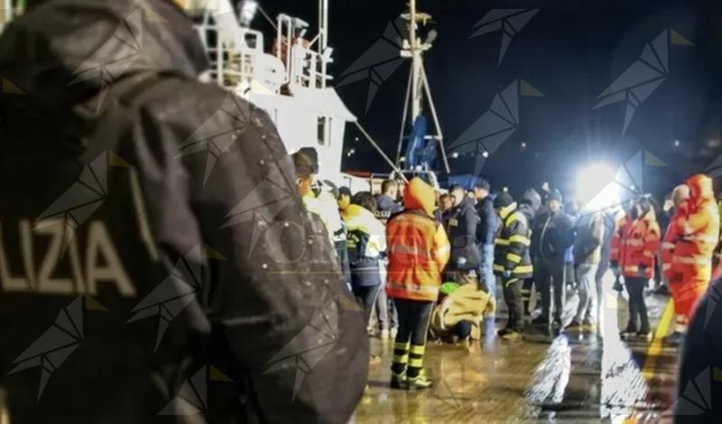 Sbarco nella notte a Vibo Marina, soccorsi 32 migranti tra cui un neonato e una donna incinta Sbarco nella notte a Vibo Marina, soccorsi 32 migranti tra cui un neonato e una donna incinta