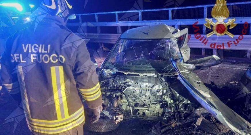 Violento scontro fra due auto sulla SS107, perde la vita un uomo Violento scontro fra due auto sulla SS107, perde la vita un uomo