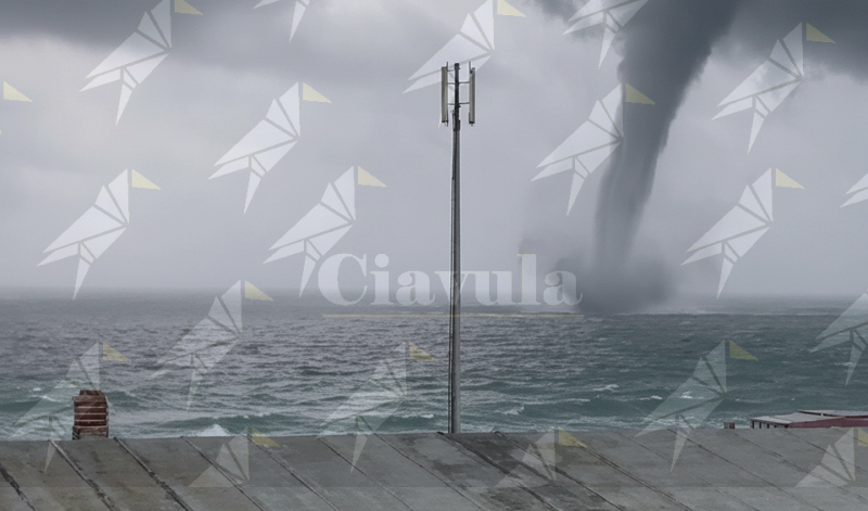 Tromba d’aria al largo di Riace Tromba d’aria al largo di Riace