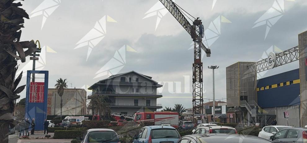 Siderno, scende dalla gru l’uomo che protestava davanti al centro commerciale